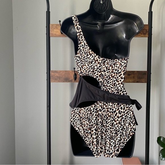 Vince Camuto women’s Tanzania Cheetah One Shoulder One Piece Swimwuit size 8 NEW - Picture 4 of 7